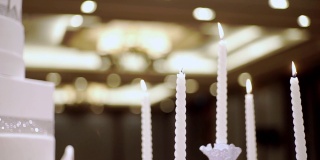 大厅里有白色的蜡烛和白色的蛋糕。