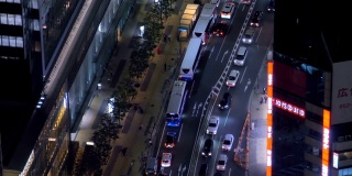 日本名古屋，汽车和公共汽车因交通堵塞而堵在路上