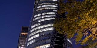 日本名古屋倾斜设计大楼上的白色灯光