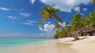 天堂般的热带海滩和快艇。在异国他乡的荒岛上度过暑假视频素材模板下载