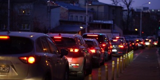 2020年，罗马尼亚首都布加勒斯特，交通高峰时段，车辆在红灯前停下