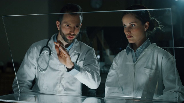 慢动作的未来医生使用增强现实屏幕与全息图图形的DNA研究的结果在实验室