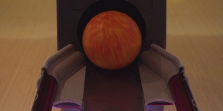 橙色保龄球从机孔滚上来