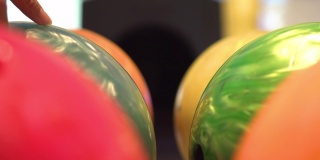 近彩色保龄球使用背景或复制空间