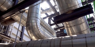蒸汽金属管道的保温，标签塞和阀门在电厂的平移视图