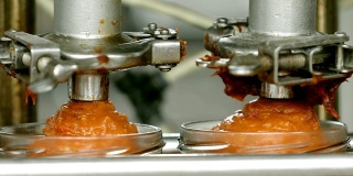 蔬菜罐头加工自动线。茄子酱制造商。番茄酱装瓶在玻璃罐中。罐罐厂输送带。罐头制造工艺。