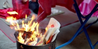 烧纸祭祖，中国古老的传统节日。