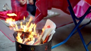 烧纸祭祖，中国古老的传统节日。视频素材模板下载