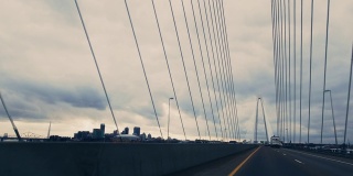 在密苏里州圣路易斯和密苏里/伊利诺斯州边界70号州际公路上的Stan Musial Veterans Memorial Bridge(悬索桥)西行时穿越密西西比河的车辆视角