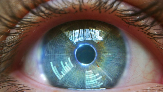 年轻男性蓝眼睛的慢动作与高科技未来虚拟现实个人安全扫描