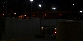 这张照片拍摄的是市中心一个地下停车场的入口