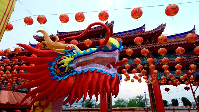 龙和中国灯笼装饰在神龛为中国新年。彩灯上的祝福文字寓意拥有财富和幸福