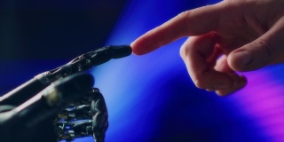 仿人机器人手臂触摸人的手。人类和人工智能统一手势。科技与人类创造性思维的结合。未来主义概念灵感来自米开朗基罗的创造亚当