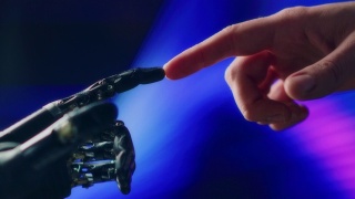 仿人机器人手臂触摸人的手。人类和人工智能统一手势。科技与人类创造性思维的结合。未来主义概念灵感来自米开朗基罗的创造亚当视频素材模板下载