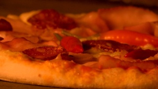 近距离的披萨变成披萨烤箱视频素材模板下载