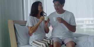 亚洲的资深情侣会在早上煮咖啡。