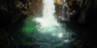 西泽谷绿色森林中的瀑布