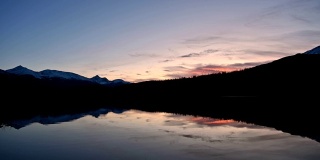 帕特丽夏湖与山脉和日落天空反射在贾斯珀国家公园