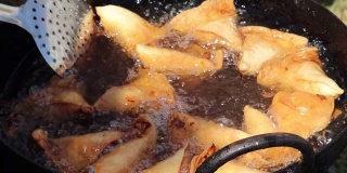 烹饪，油炸和指导北印度著名小吃旁遮普萨莫萨在滚烫的油