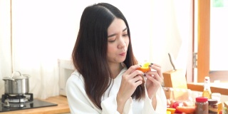年轻的泰国妇女喜欢吃橘子