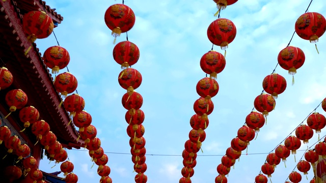 许多人在神龛里摆着中国新年装饰的灯笼。彩灯上的祝福文字寓意拥有财富和幸福
