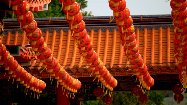 许多人在神龛里摆着中国新年装饰的灯笼。彩灯上的祝福文字寓意拥有财富和幸福