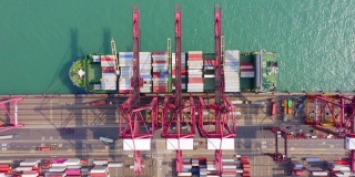 4K时间推移:工作吊车桥装载集装箱到集装箱船的业务物流，进出口，航运或运输。