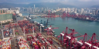 4K延时或超延时:鸟瞰图商业码头或货柜仓库，配以香港城市景观，用于商业物流、进出口、航运或运输