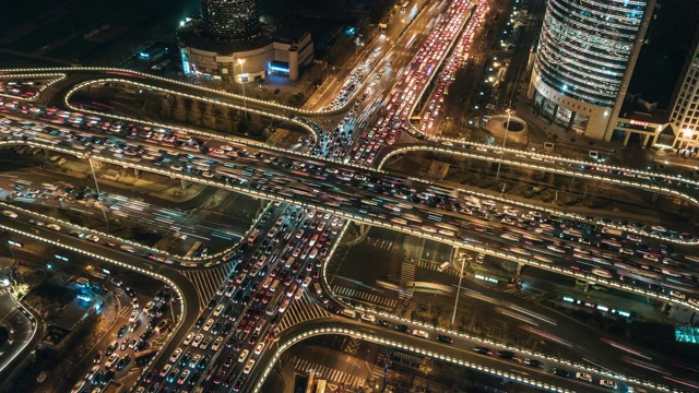 T/L PAN鸟瞰图立交桥和城市交通在夜间/北京，中国