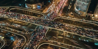 T/L PAN鸟瞰图立交桥和城市交通在夜间/北京，中国