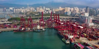 4K延时或超延时:鸟瞰图商业港口码头与香港城市景观的商业物流，进出口，航运或运输