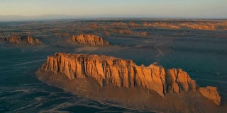 中国新疆，日落时的戈壁沙漠鸟瞰图。