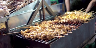 泰国街头小吃烤鱿鱼串。