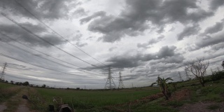 有电杆和水稻种植的云的时间间隔