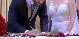 新郎在婚礼书上签名