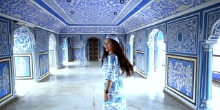 一名女子在印度拉贾斯坦邦斋浦尔市宫殿摆姿势