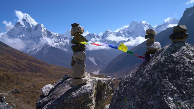 神圣的佛教祈祷彩旗与咒语飘扬在强风与山谷和Ama达布拉姆6812米峰。靠近Dughla 4620m的珠穆朗玛峰大本营徒步路线。