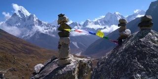 神圣的佛教祈祷彩旗与咒语飘扬在强风与山谷和Ama达布拉姆6812米峰。靠近Dughla 4620m的珠穆朗玛峰大本营徒步路线。