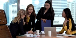 专业商业女性小组会议思考新项目规划。