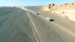 汽车在戈壁沙漠行驶的鸟瞰图，新疆，中国。视频素材模板下载