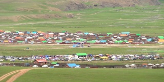 在蒙古的一个乡村城市，参加传统那达慕节