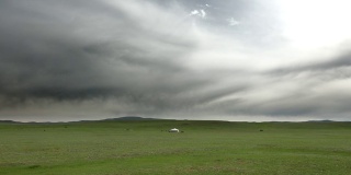 中亚大草原上的一个白色蒙古包
