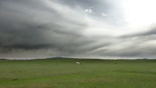 中亚大草原上的一个白色蒙古包视频素材模板下载