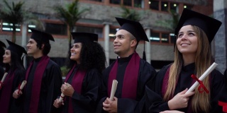 毕业典礼上，一群激动的大学生手拿毕业证书，神情自豪