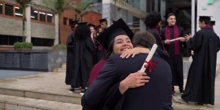 毕业典礼后，美丽的年轻女子奔向她的父亲拥抱他