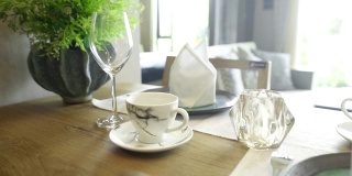餐具、餐巾和玻璃杯的餐桌布置。