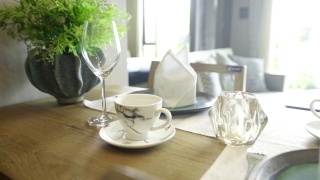餐具、餐巾和玻璃杯的餐桌布置。视频素材模板下载