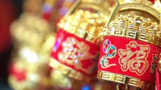 中国新年的灯笼与祝福文字意味着幸福健康和财富在中国寺庙与4K分辨率。视频素材模板下载
