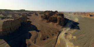 汽车在戈壁沙漠行驶的鸟瞰图，新疆，中国。