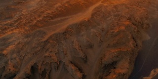 中国新疆，日落时的戈壁沙漠鸟瞰图。